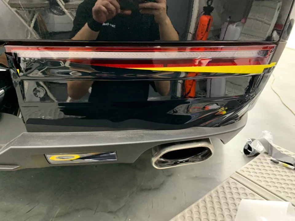 Hyundai Santa Feのカーラッピング事例|クロームメッキをブラックアウト 施工写真 1-3