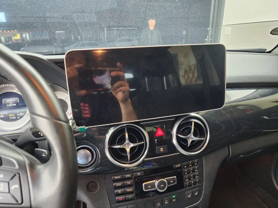 Mercedes-Benz GLKのAndroid Auto・CarPlay取付事例 写真