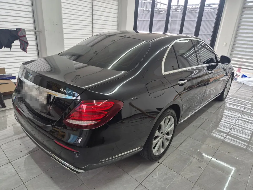 Mercedes-Benz E-Classのカーラッピング事例 施工写真 4-1