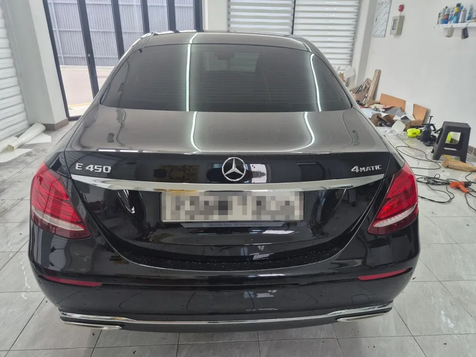 Mercedes-Benz E-Classのカーラッピング事例 施工写真 1-2