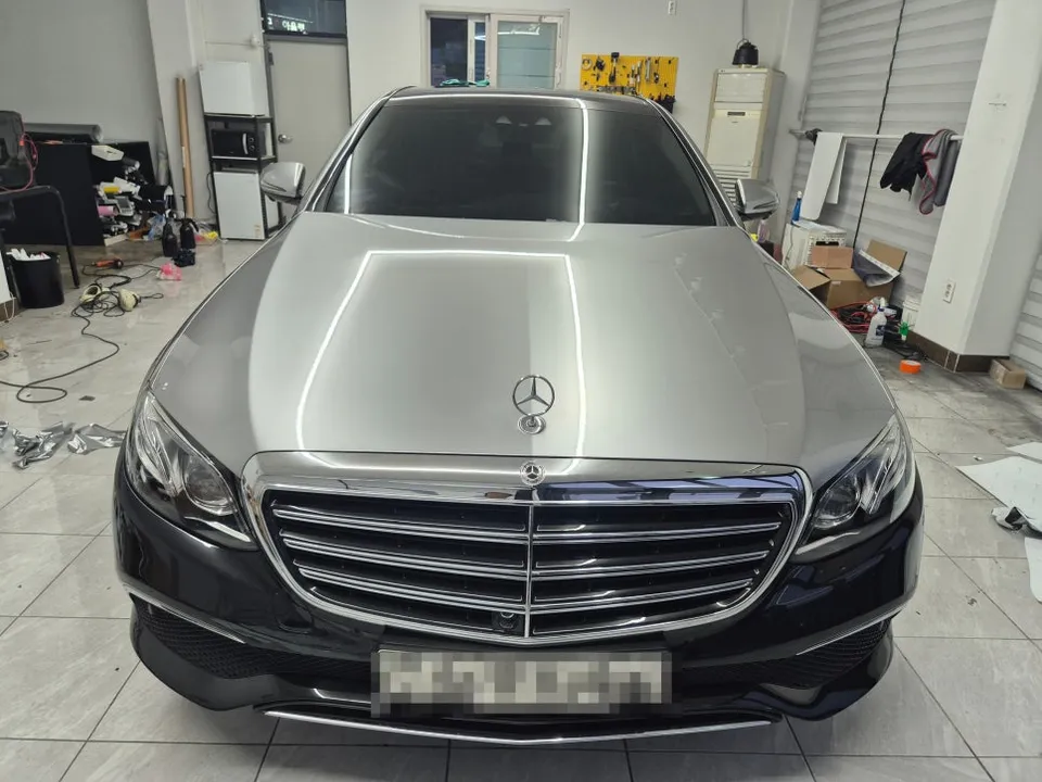 Mercedes-Benz E-Classのカーラッピング事例 施工写真 2-2