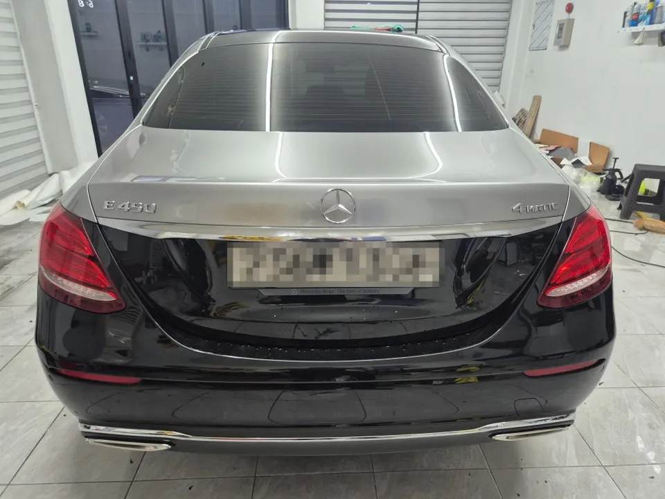 Mercedes-Benz E-Classのカーラッピング事例 施工写真 3-2