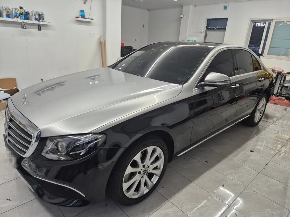Mercedes-Benz E-Classのカーラッピング事例 施工写真 4-2