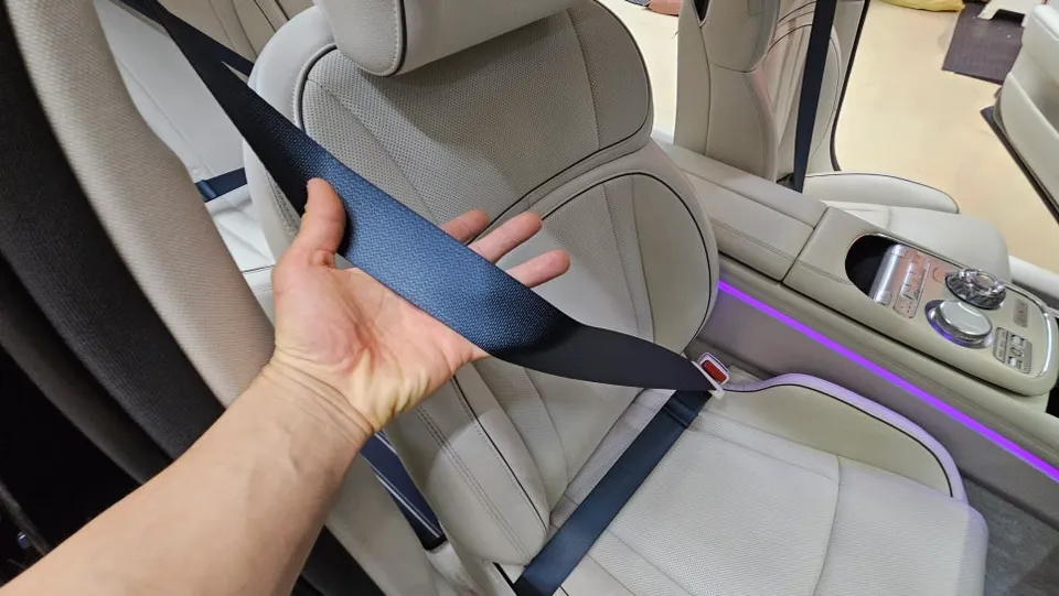 Genesis G90 interior customization - Genesis G90 Interior Customization Review: Black Seatbelt Upgrade photo 7