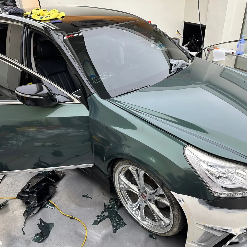 Hyundai Equusのカーラッピング事例｜深緑カラーチェンジ 施工写真 1-2