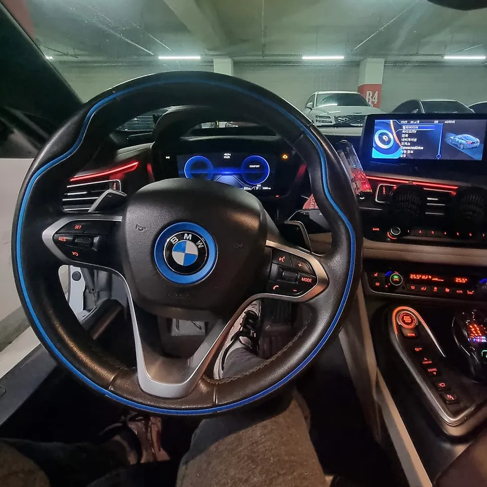 BMW i8 steering wheel - BMW i8 Custom Steering Wheel Review: Carbon Fiber Upgrade photo 3
