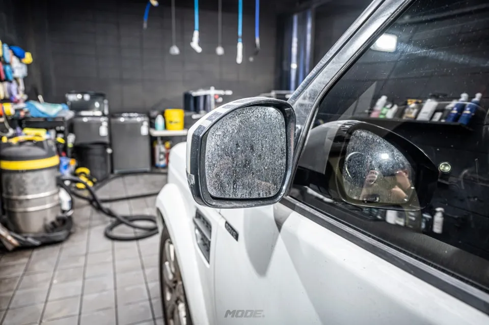 Land Rover Discovery 4のガラスコーティング事例 施工写真 4-1