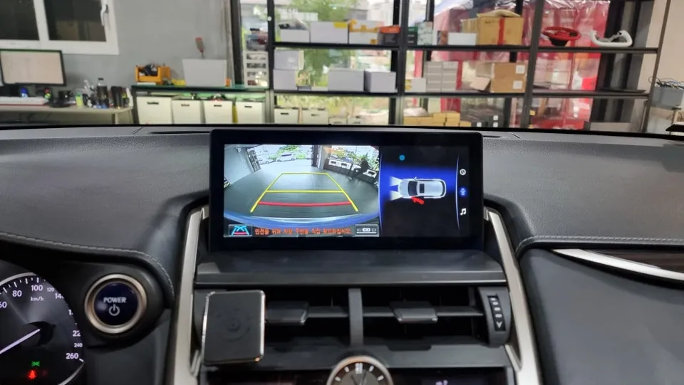 Lexus NX 300hのAndroid Auto・CarPlay取付事例 施工写真 3-1