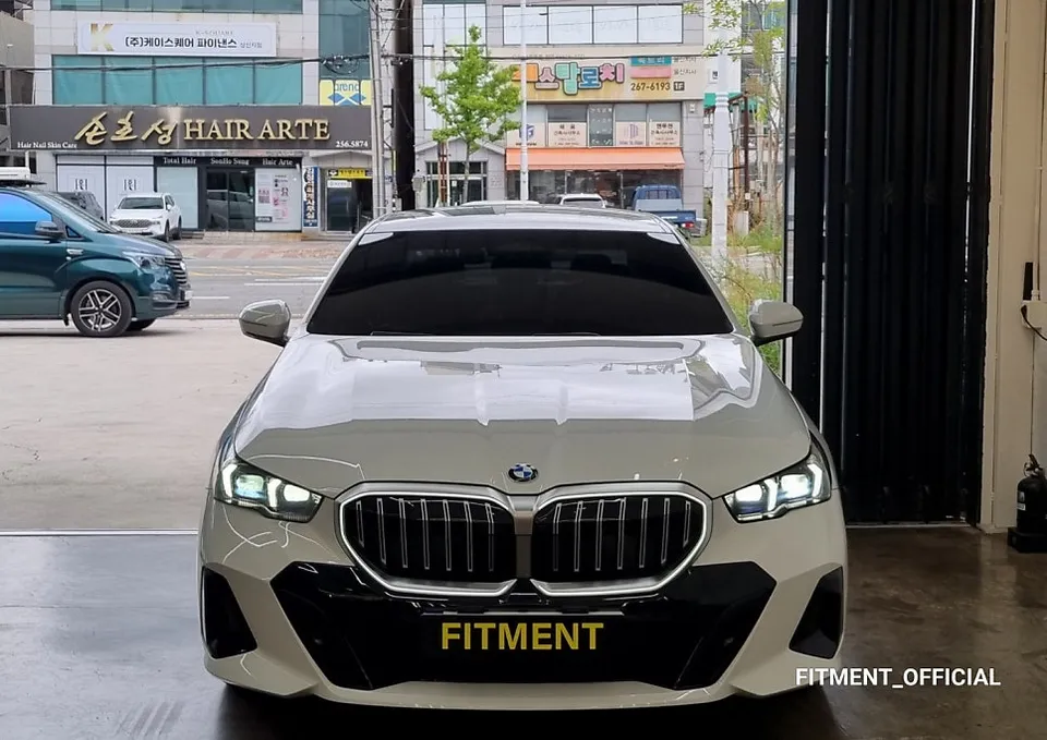 BMW 5 Series G60 Vinyl Wrap Review: Sporty Front End photo 2