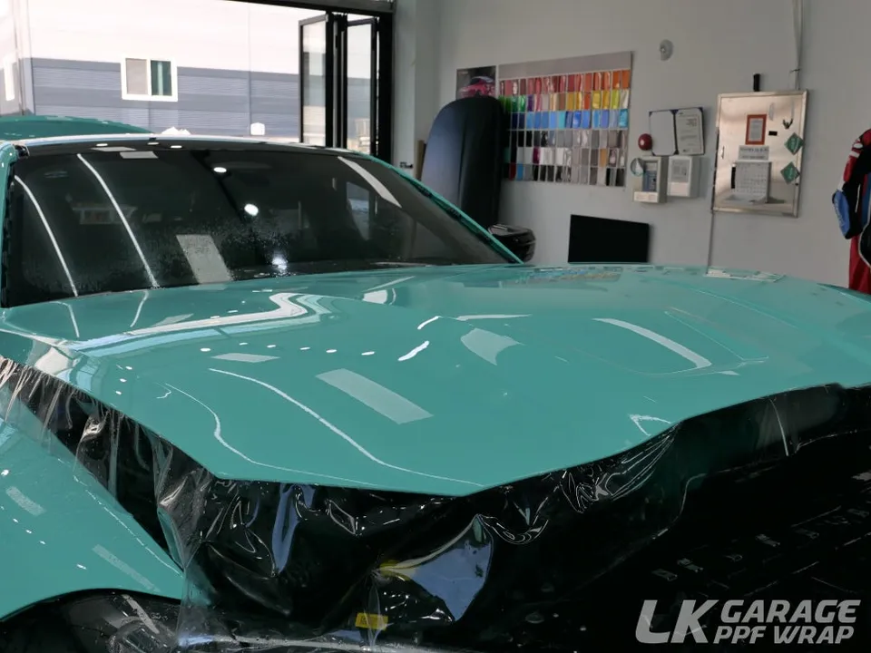 BMW M3(G80)のカーラッピング事例：ティファニーブルーの輝き 施工写真 2-3