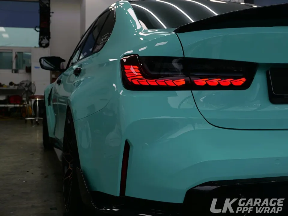 BMW M3(G80)のカーラッピング事例：ティファニーブルーの輝き 施工写真 3-3