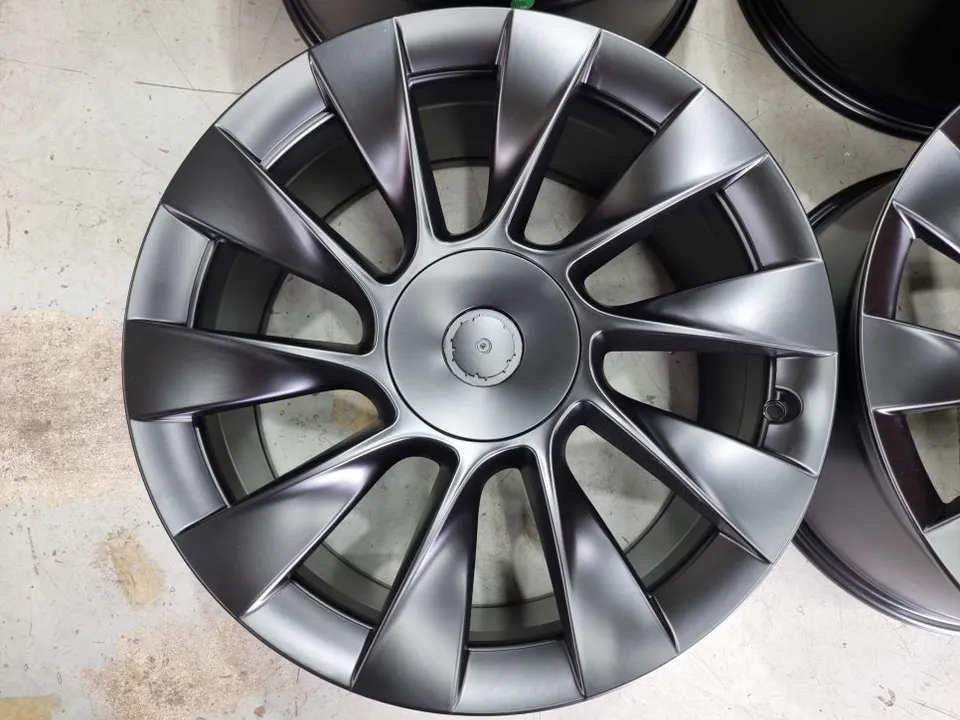 Tesla Model Yのホイールリペア・塗装事例 施工写真 1-3