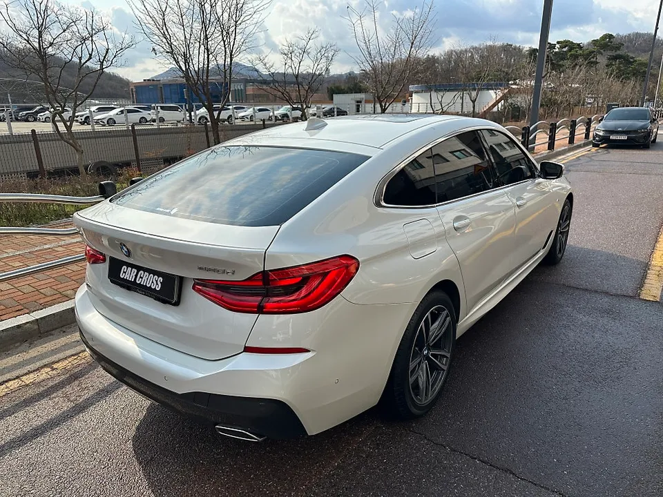 BMW 6 Series GTのカーラッピング事例|クロームモールをブラック化 施工写真 2-1