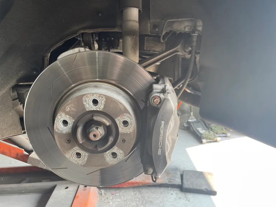 Porsche Panamera wheel repair - Porsche Panamera Wheel Repair & Red Caliper Painting Review photo 4