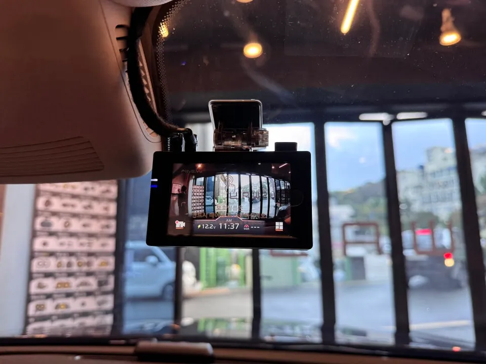 Mercedes-Benz E300 W213 dashcam navi - Mercedes-Benz E300 W213 Dashcam Review — FineVu Upgrade Details photo 5