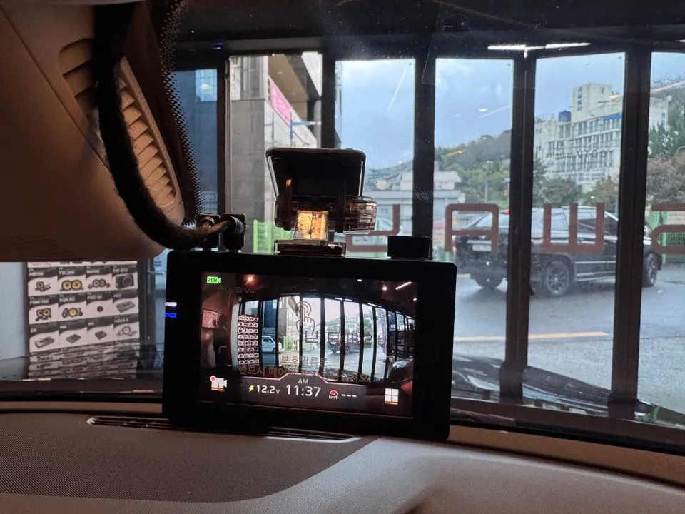 Mercedes-Benz E300 W213 dashcam navi - Mercedes-Benz E300 W213 Dashcam Review — FineVu Upgrade Details photo 6