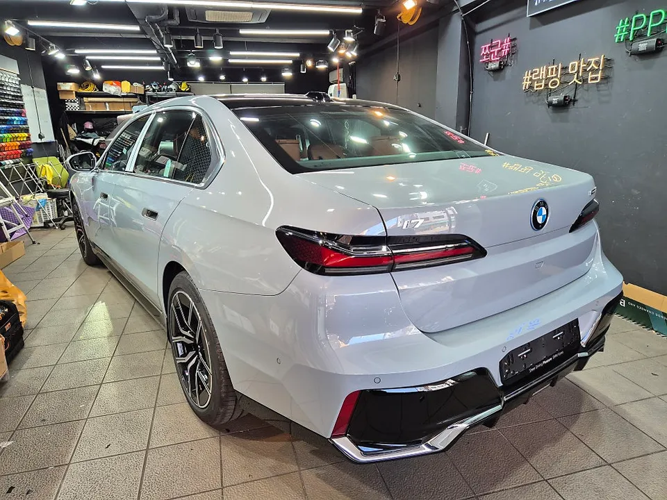 BMW i7 カーラッピング事例：クローム除去で高級感アップ 施工写真 2-1