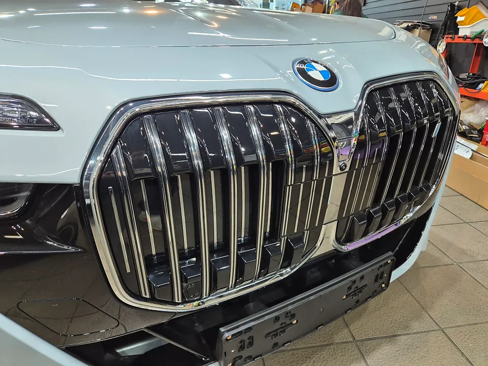 BMW i7 カーラッピング事例：クローム除去で高級感アップ 施工写真 3-1