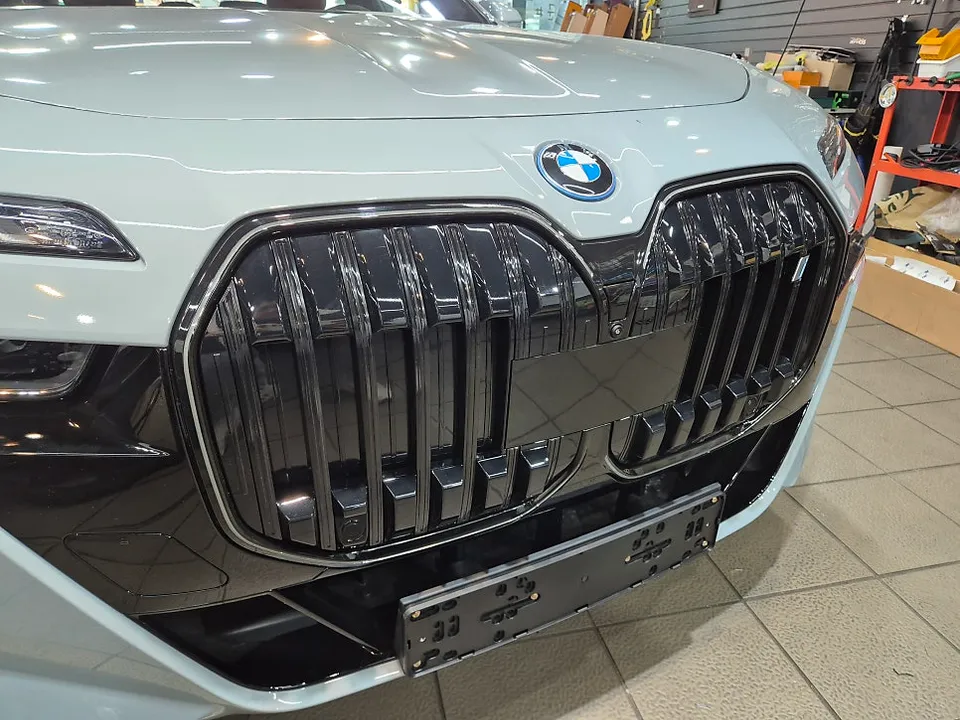 BMW i7 カーラッピング事例：クローム除去で高級感アップ 施工写真 2-2