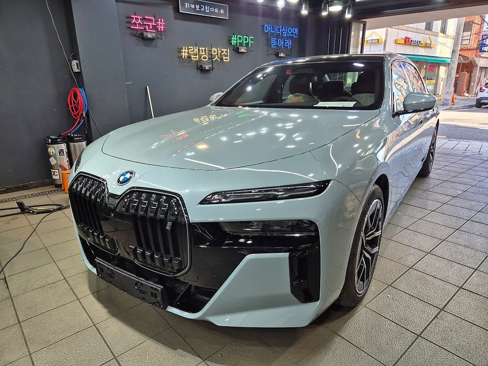 BMW i7 カーラッピング事例：クローム除去で高級感アップ 施工写真 3-2