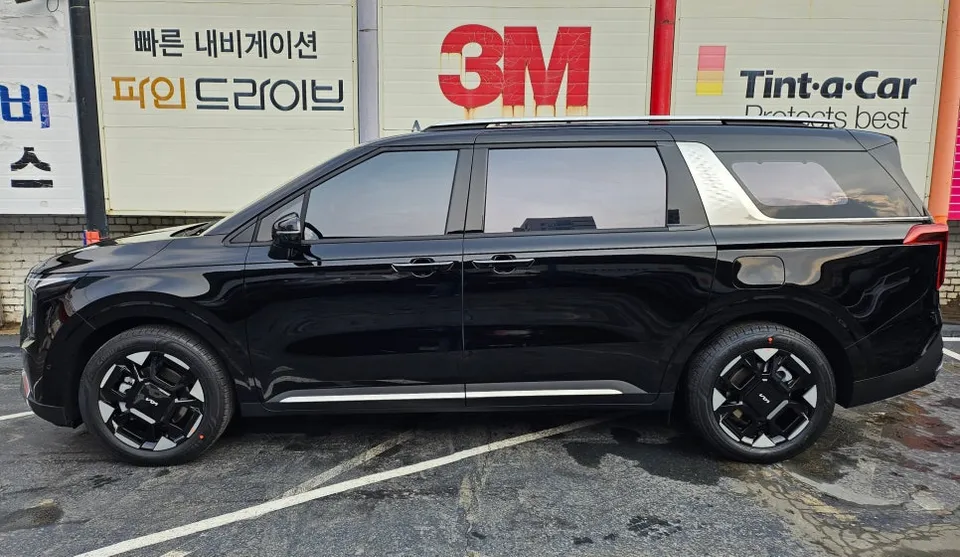Kia Carnivalのカーフィルム施工事例｜費用目安・仕上がり 施工写真 2-3