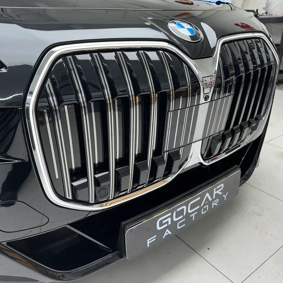 BMW 7 Seriesのカーラッピング事例|クローム除去で洗練された印象に 施工写真 2-2