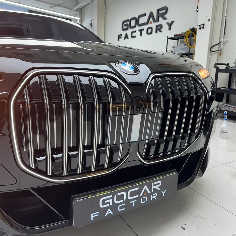 BMW 7 Seriesのカーラッピング事例|クローム除去で洗練された印象に 施工写真 3-2