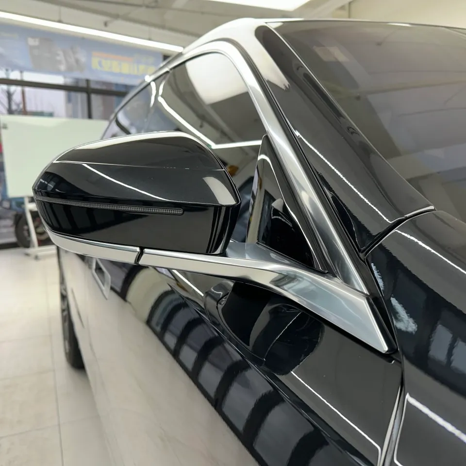 BMW 7 Seriesのカーラッピング事例|クローム除去で洗練された印象に 施工写真 3-3