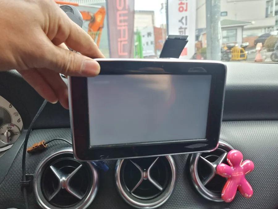 Mercedes-Benz A-Class car audio - Mercedes-Benz A-Class Car Audio Upgrade Review photo 3