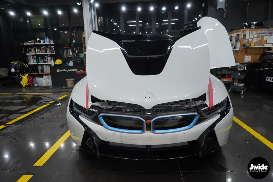 BMW i8のカーラッピング事例|サテンブラックの仕上がり 施工写真 2-1