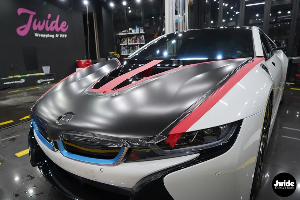 BMW i8のカーラッピング事例|サテンブラックの仕上がり 施工写真 1-3