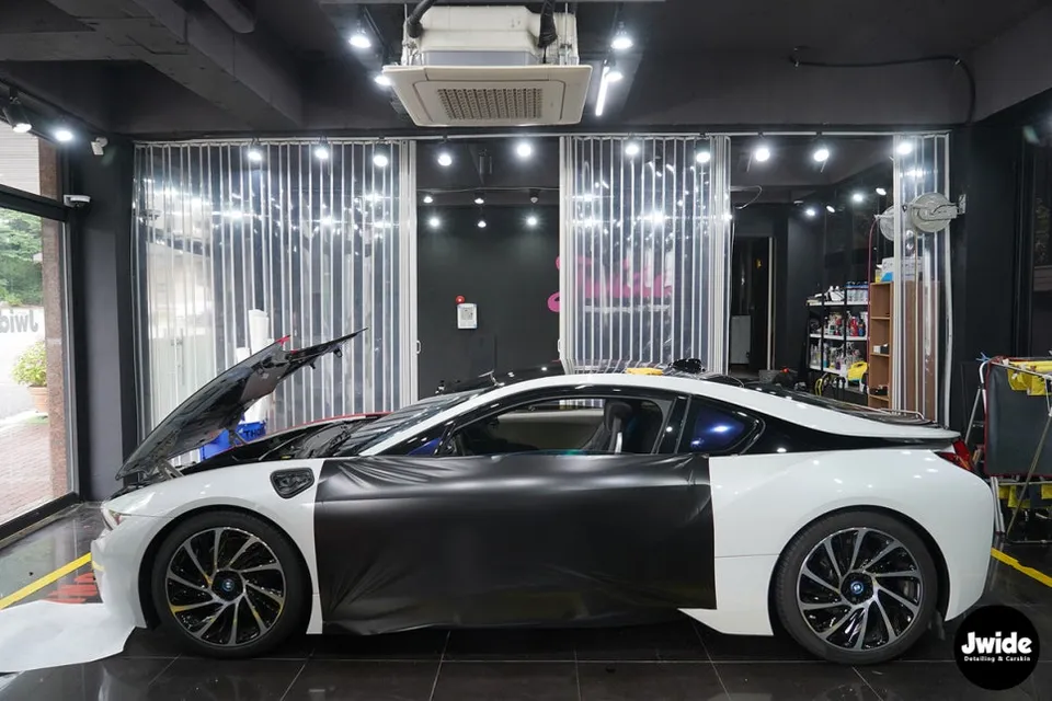 BMW i8のカーラッピング事例|サテンブラックの仕上がり 施工写真 3-3