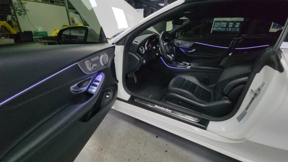 Mercedes-Benz C-Class Cabriolet ambient lighting - Mercedes-Benz C-Class Cabriolet Ambient Lighting Review photo 4