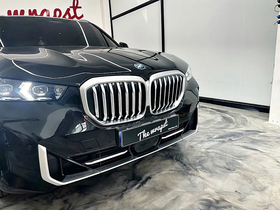 BMW X5のカーラッピング事例｜クロームパーツのブラックアウト 施工写真 2-2