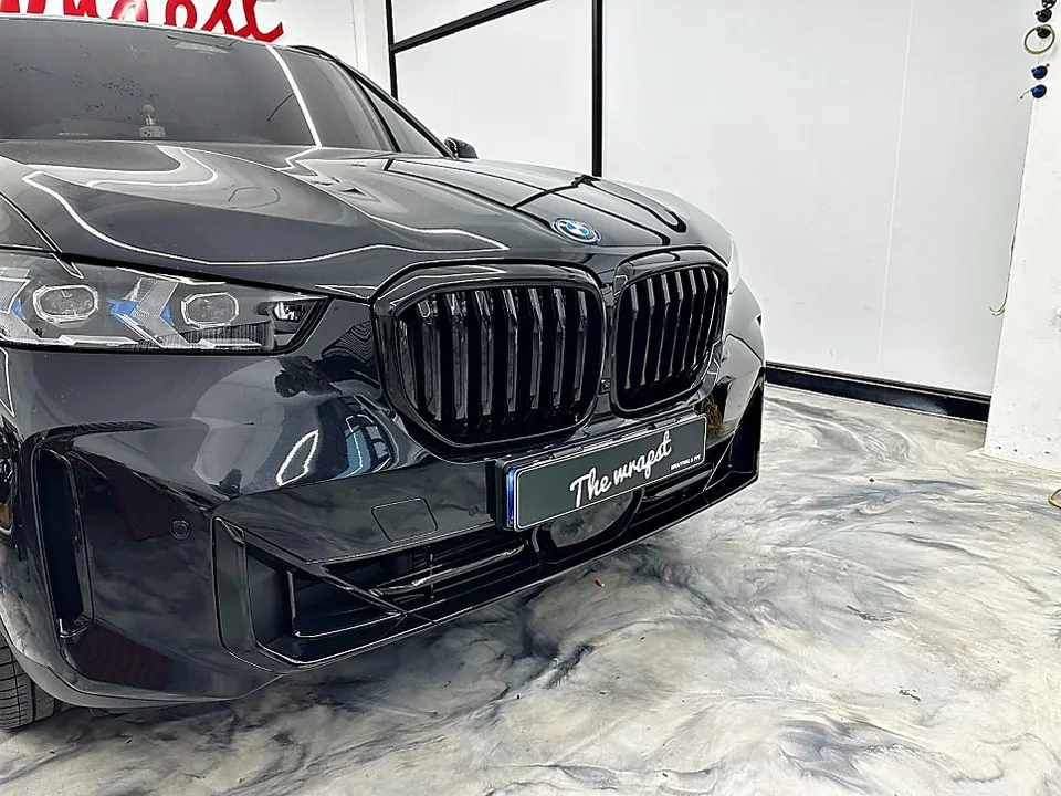 BMW X5のカーラッピング事例｜クロームパーツのブラックアウト 施工写真 3-2