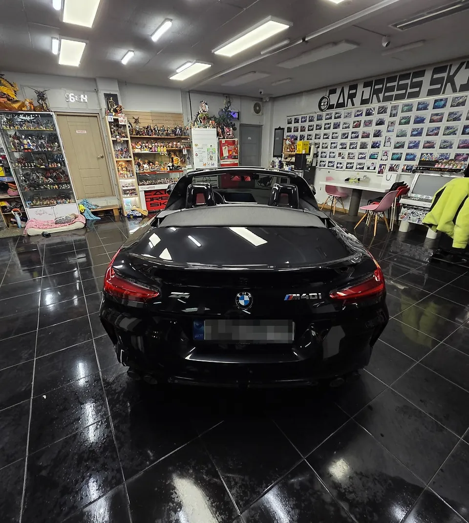 BMW Z4のカーラッピング事例｜ダイアモンドレッドの輝き 施工写真 2-3