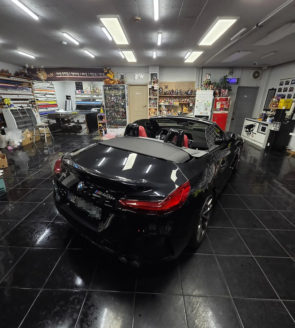 BMW Z4のカーラッピング事例｜ダイアモンドレッドの輝き 施工写真 3-3
