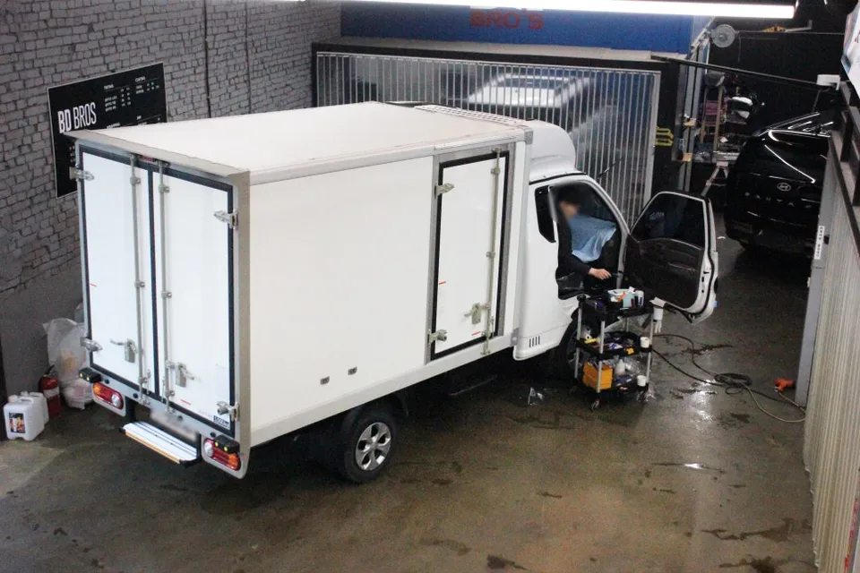 Hyundai Porterのカーフィルム施工事例｜費用目安・仕上がり 施工写真 1-3