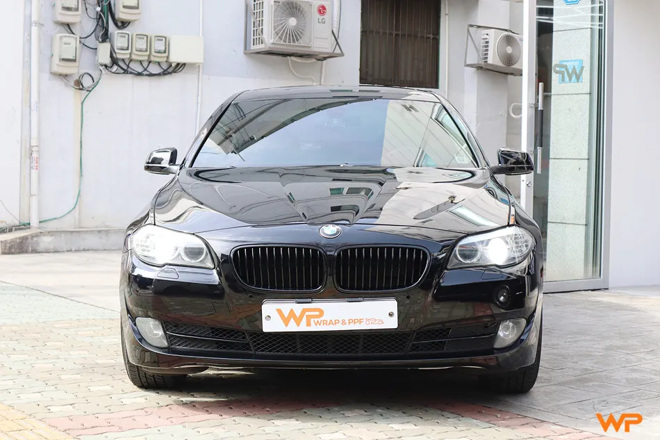 BMW 5 Series F10 vinyl wrap - BMW 5 Series F10 Vinyl Wrap Review: Glossy All-Black Transformati photo 4