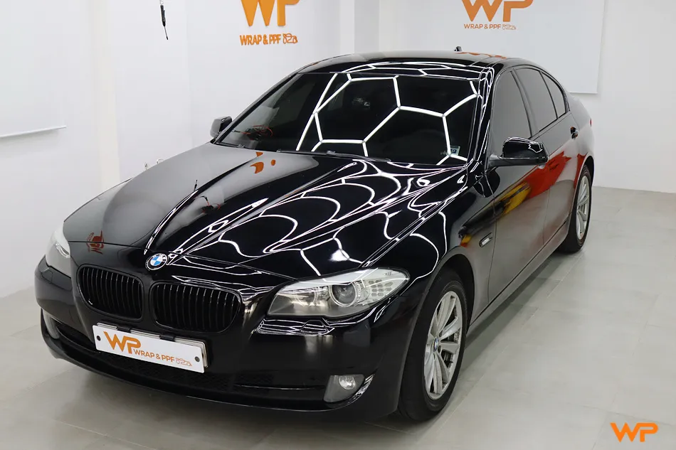 BMW 5 Series F10 vinyl wrap - BMW 5 Series F10 Vinyl Wrap Review: Glossy All-Black Transformati photo 5