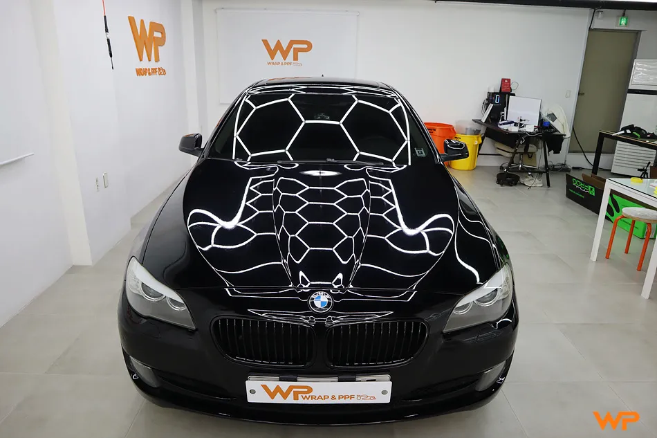 BMW 5 Series F10 vinyl wrap - BMW 5 Series F10 Vinyl Wrap Review: Glossy All-Black Transformati photo 6
