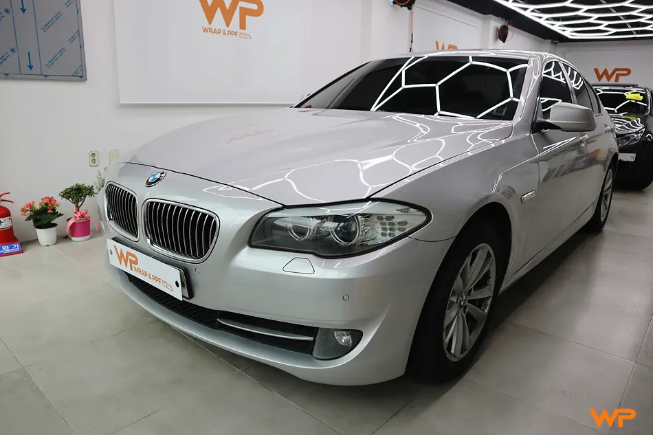 BMW 5 Series F10 vinyl wrap - BMW 5 Series F10 Vinyl Wrap Review: Glossy All-Black Transformati photo 7
