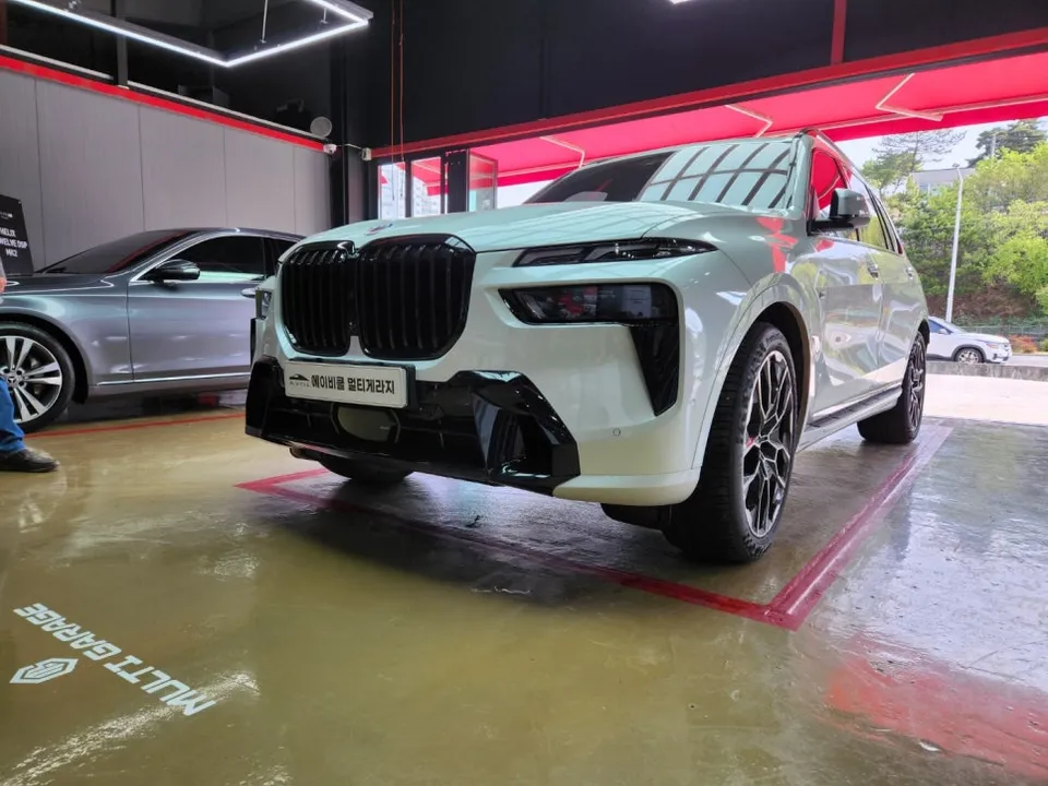 BMW X7 body kit - BMW X7 Electric Side Steps Review — Reduced Height photo 3