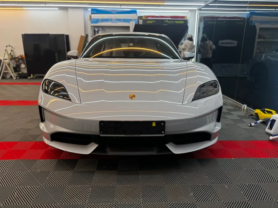 Porsche Taycan PPF施工事例|黄ばみ対策と仕上がり 施工写真 1-1