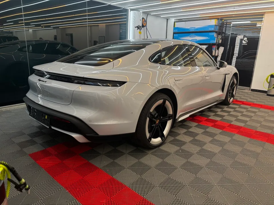 Porsche Taycan PPF施工事例|黄ばみ対策と仕上がり 施工写真 3-1