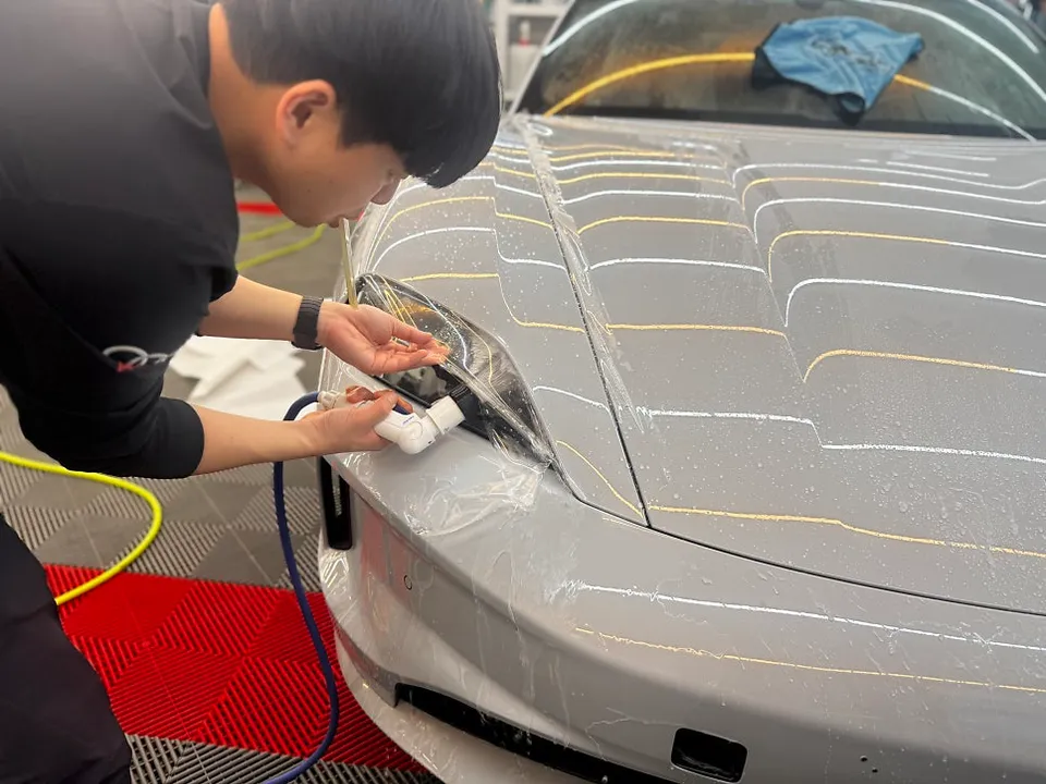 Porsche Taycan PPF施工事例|黄ばみ対策と仕上がり 施工写真 1-2