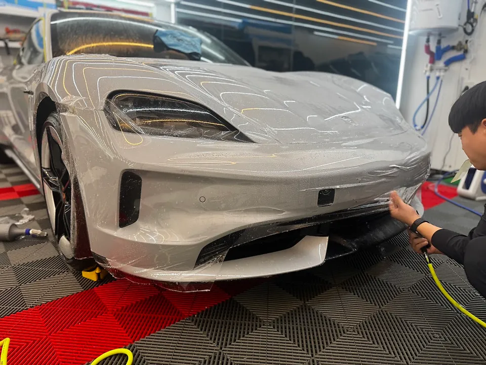 Porsche Taycan PPF施工事例|黄ばみ対策と仕上がり 施工写真 2-2