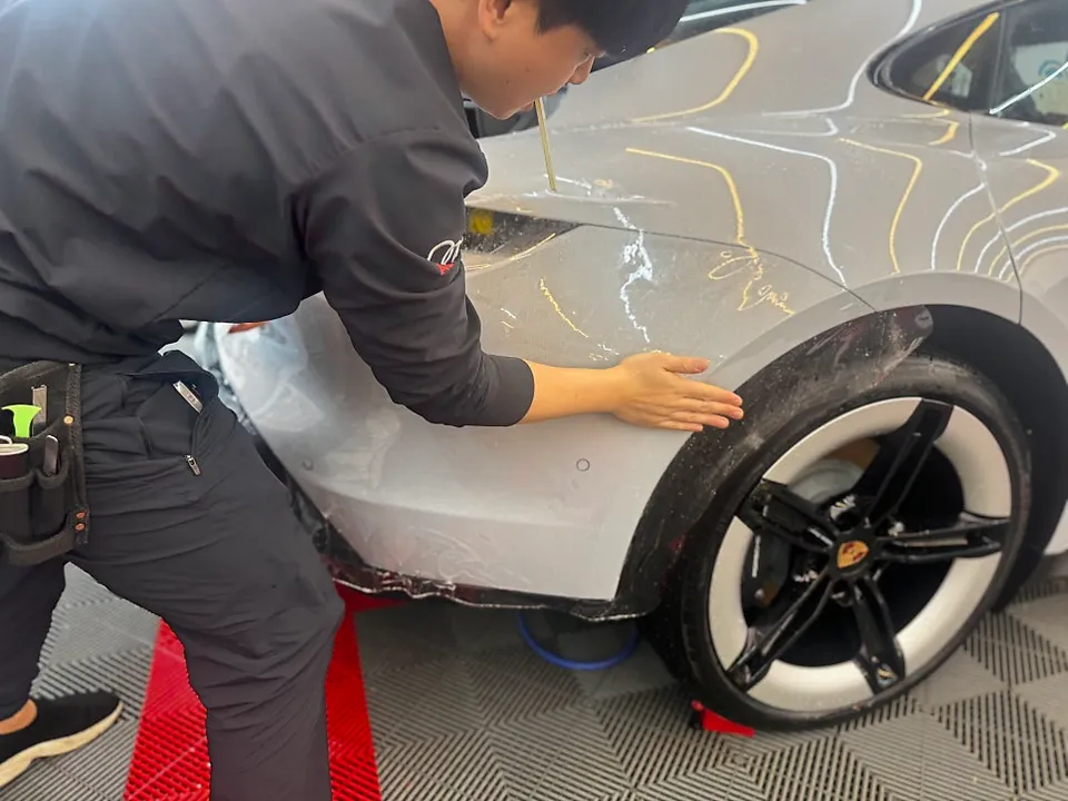 Porsche Taycan PPF施工事例|黄ばみ対策と仕上がり 施工写真 4-2