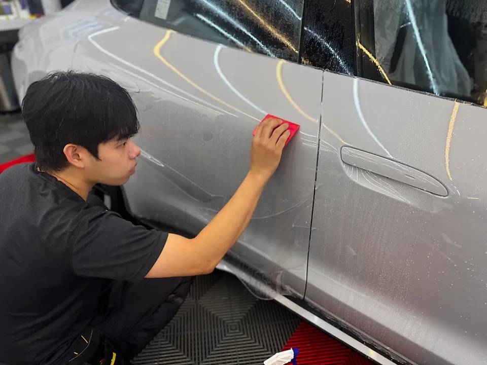 Porsche Taycan PPF施工事例|黄ばみ対策と仕上がり 施工写真 1-3