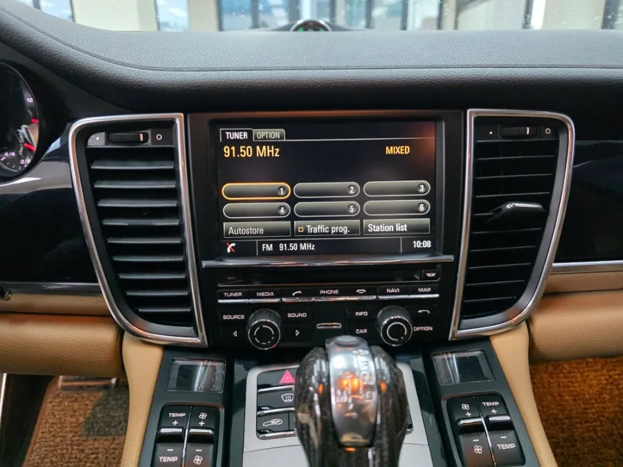 Porsche PanameraのAndroid Auto・CarPlay取付事例 施工写真 4